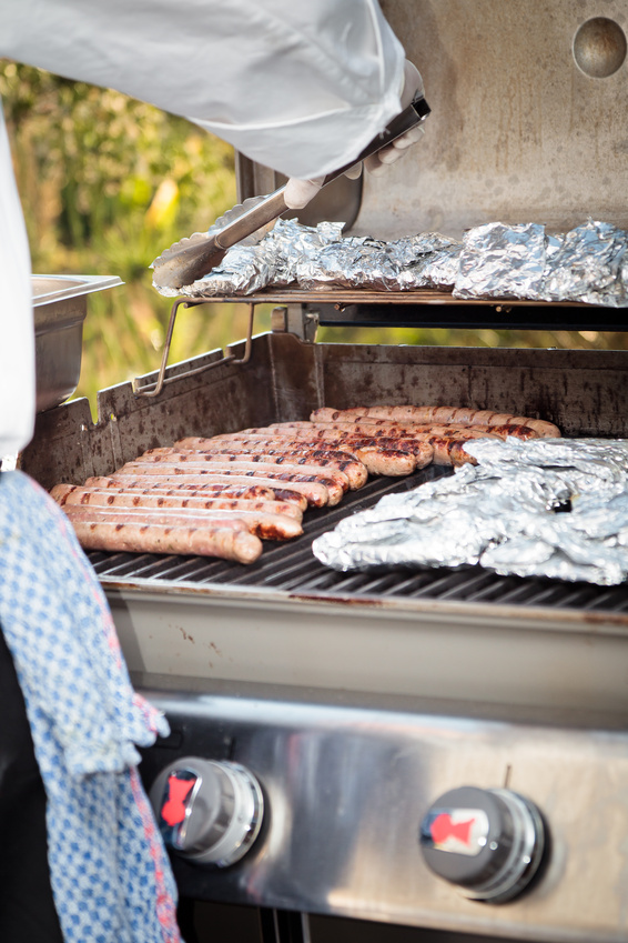 Mann am Gasgrill