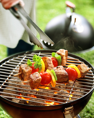 Holzkohlegrill mit leckeren Spießen