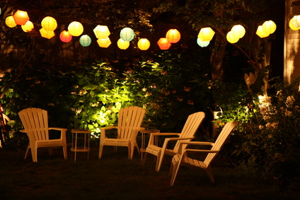 Leuchtobjekt Lampion im Garten mit Sitzecke