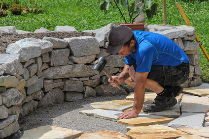 Verlegen von Natursteinplatten