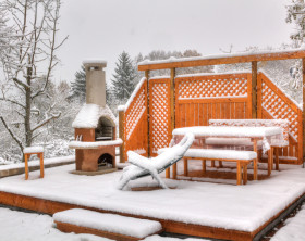 Gartenmöbel mit Schnee bedeckt