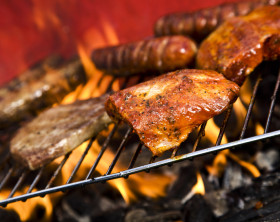 Holzkohlegrill mit saftigem Fleisch