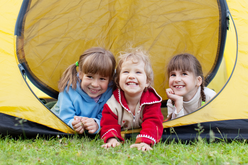 Mit Kindern im Garten zelten