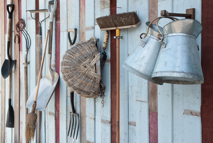 Gartenwerkzeug an der Wand haengend