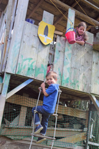 Baumhaus mit spielenden Kindern Kinder spielen im Baumhaus