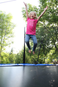 Kind springt auf Trampolin