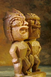 Zwei Tiki-Statuen