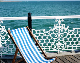 Deckchair mit weiß-blauen Blockstreifen