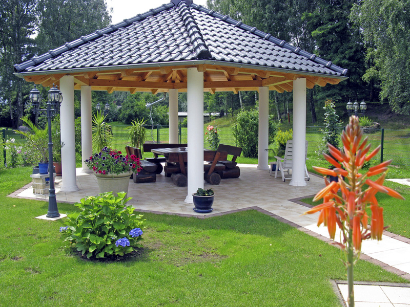 Massiver Gartenpavillon