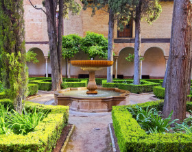 Garten mit orientalischem Brunnen