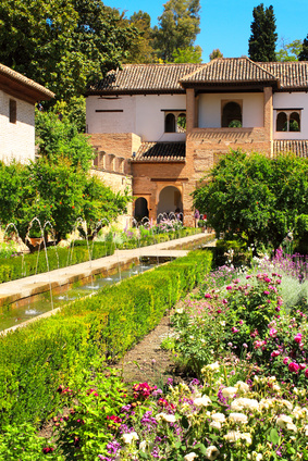 Garten im orientalischem Stil vor einem Steinhaus