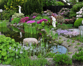 Gartenteich mit Blumen und Skulpturen