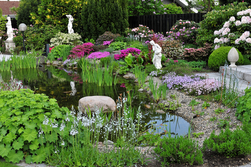 Romantischer Gartenteich