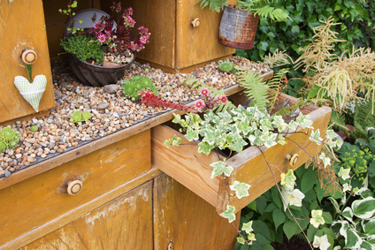 Alter Schrank im Garten zur Staumoeglichkeit machen