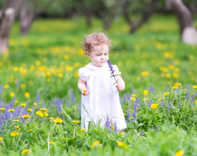 Mädchen auf einer Gartenwiese