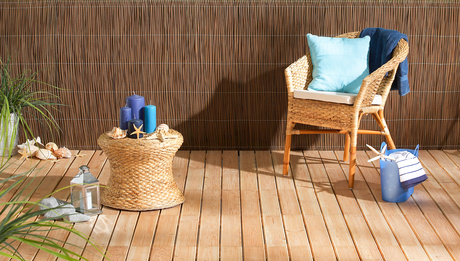 Terrasse mit stilvoller Sichtschutzverkleidung aus Naturmatten