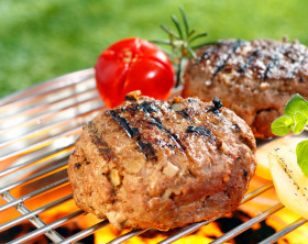 Zwei Sirloinsteak-Buletten auf dem Grill