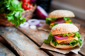 Zwei Hamburger mit frischem Salat und Sirloinsteak-Fleisch