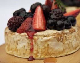 Brie mit Beeren auf einem Zederngrett