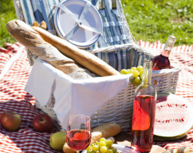 Picknick-Korb auf karierter Decke