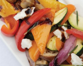 Salat aus gegrillter Paprikaschote, Zucchini, Zwiebeln und Pilzen