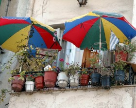 Bunte Sonnenschirme auf dem Balkon