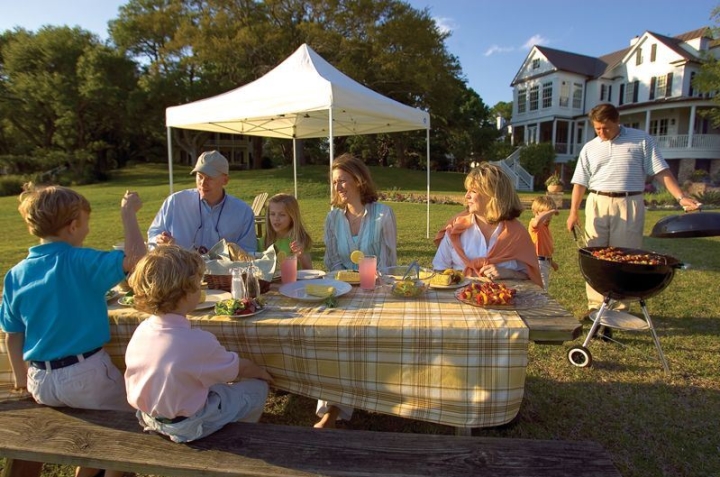 Familie grillt mit Pavillon