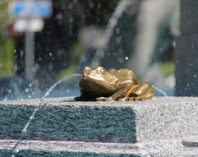 Granitbrunnen mit Märchenfrosch