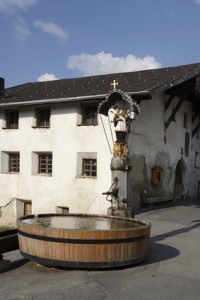 Traditioneller Holzbrunnen im österreichischen Fiss, Tirol Brunnen aus einem Holzfass in Fiss, Tirol