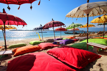 Schirme im asiatischen Stil Bunte Schirme im asiatischen Stil an einem Strand