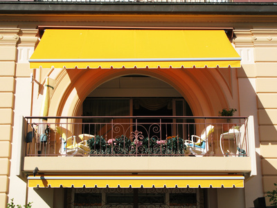 Balkon mit gelber Markise Balkon mit gelber Markise
