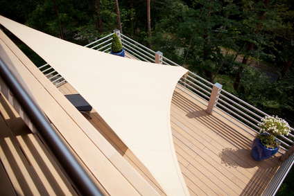 Sonnensegel über einer Terrasse Helles Sonnensegel über einer Terrasse