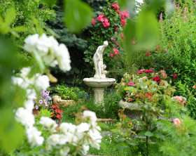 Garten mit Steinbrunnen