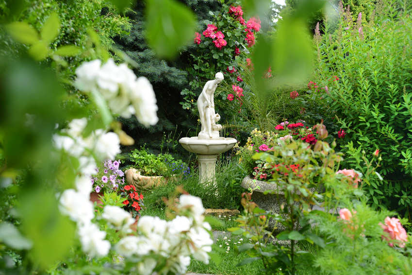 Garten mit Steinbrunnen