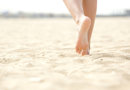 Füße auf feinem Strandsand