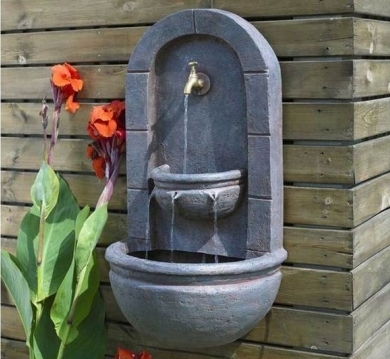 Wasserbrunnen an Wand