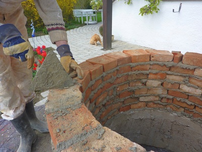 Schachtbrunnen mit gemauerter Wand