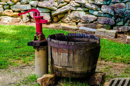 Wasserbrunnen mit Handschwängelpumpe