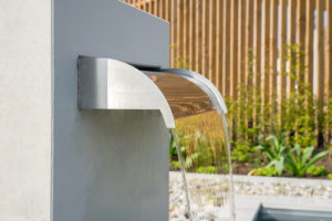 Brunnen für Terrasse und Balkon: Formen, Montage, Pflege