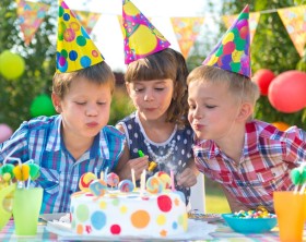 Kinder pusten Kerzen aus