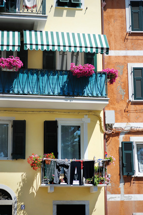 Balkon mit bunter Markise Bunte Markise