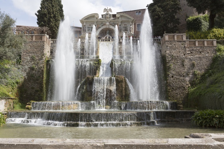 Neptunbrunnen mit Fontänen