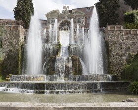 Neptunbrunnen mit Fontänen