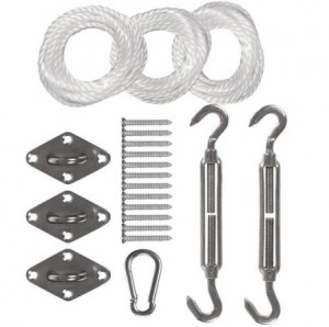 Typisches Montage-Zubehör für Sonnensegel: Edelstahlschrauben, Spannseile, Spannschrauben, Karabiner und Anschraubplatten mit Bügel