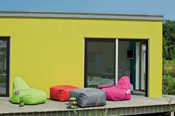 Modern und gemütlich? Hier kein Kontast. Bunte Sitzsäcke auf einer sonnigen Terrasse