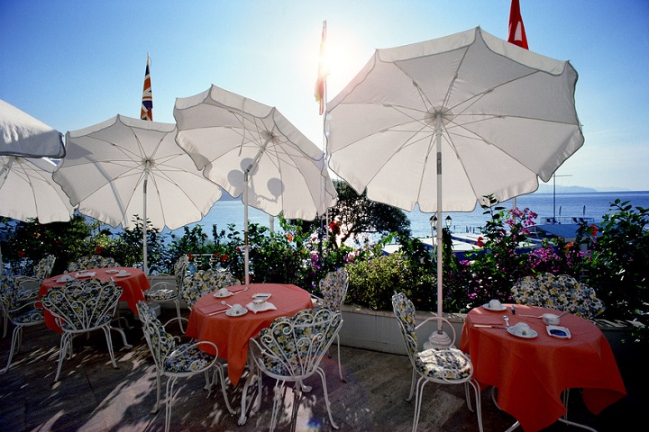 Weiße Sonnenschirme in einem romantischen Straßencafé