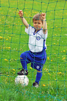 Bereit zum Anpfiff? Junge im Fußballtor