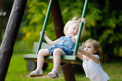 Geschwisterkinder beim Schaukeln