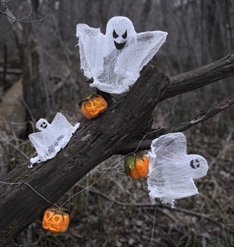 Gruselige Gespensterdeko Gespenster im Baum