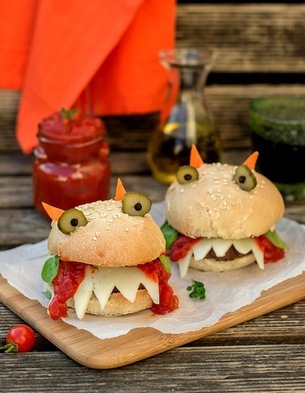 Schaurige Monsterburger Burger als kleine Monster gestaltet